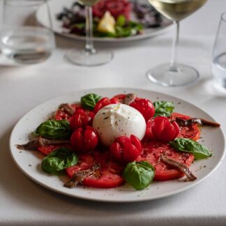 Burrata , carpaccio de tomates à l'anchois